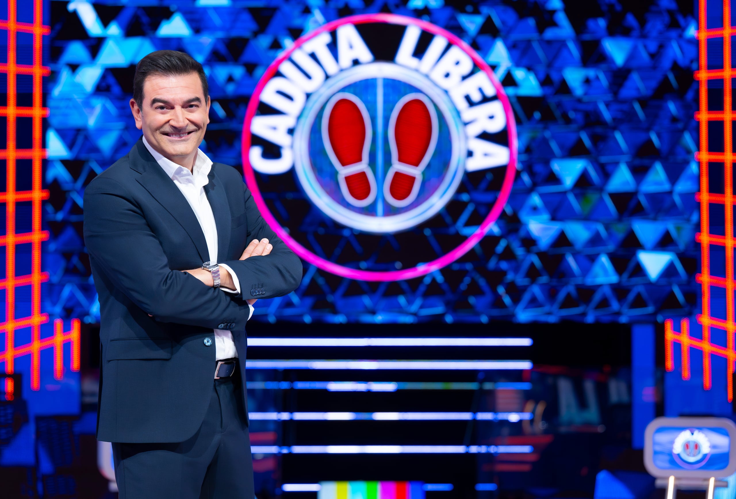 Max Giusti conduce un game show e quiz su Canale 5